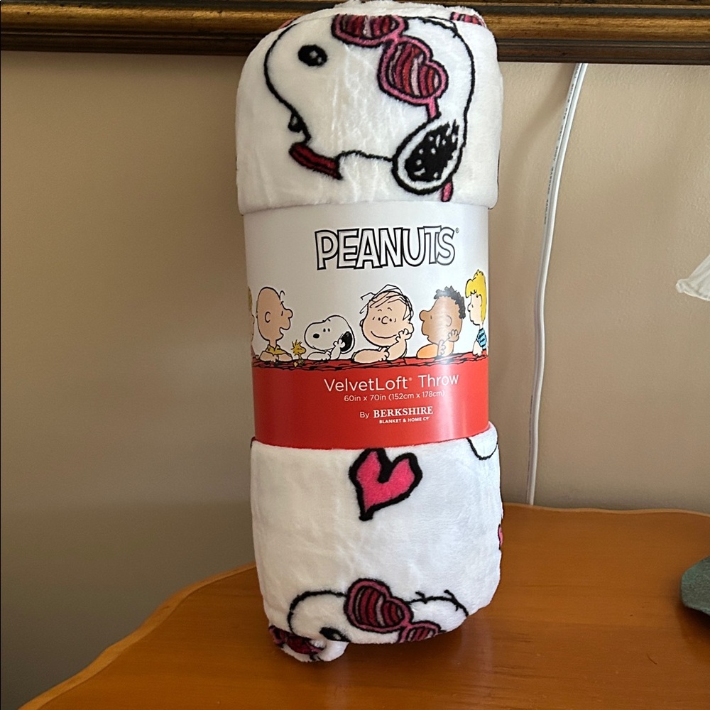 Peanuts VelvetLoft Throw Blanket - White with Pink & Black